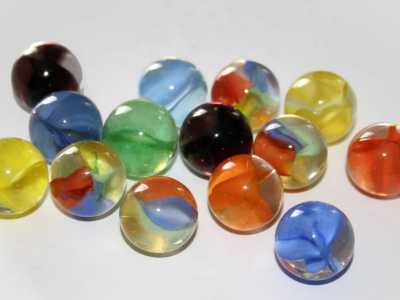 Le cat�s eye marbles (trasparenti con all�interno filamenti di vetro colorati). Queste ultime sono le �occhio di gatto�: rimandano al colore delle pupille dei nostri amici a quattro zampe